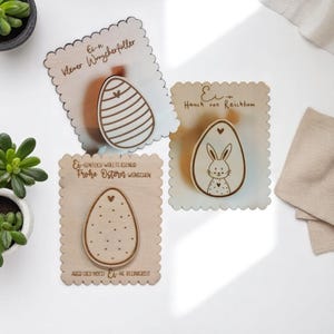 Personalisierte Oster Geldgeschenke aus Holz, Lasergravur, 3 Motive zur Auswahl – Optional mit bemalter Holzblume – 14x11 cm