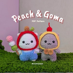 Peut inclure: Deux figurines en crochet en forme d'ours, une blanche et une grise, portant des chapeaux sur le thème de la nourriture. L'ours blanc a une capuche rouge et une salopette bleue, tenant une brochette de mochi colorés. L'ours gris porte une capuche jaune. Le texte indique "Peach & Goma PDF Pattern".