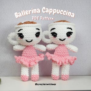 Op de afbeelding: Twee handgemaakte gehaakte poppen in de vorm van koffiekopjes, elk met een roze tutu. De poppen hebben witte lichamen, bruine koffie-achtige toppen en lachende gezichten met zwarte ogen. De tekst luidt "Ballerina Cappuccina PDF Pattern".