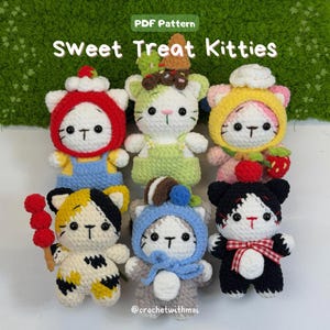 Op de afbeelding: Zes gehaakte pluche katten met de tekst Sweet Treat Kitties en PDF Pattern. De katten dragen diverse outfits, waaronder een rode aardbeienkap, een groene tuinbroek met een dessertmuts, een gele kap, een rode kers en een blauwe muts.