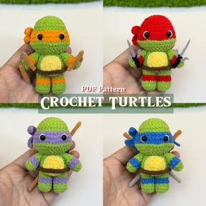 以下が含まれることがあります： それぞれ異なる色のマスクと武器を持つ、手作りの編みぐるみカメのフィギュア4体。カメは緑色で、オレンジ、赤、紫、青のアクセントが付いています。「PDF Pattern CROCHET TURTLES」というテキストが下に表示されています。