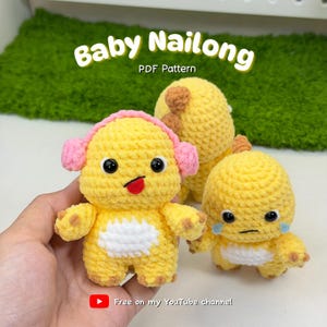 Könnte beinhalten: Drei handgefertigte gelbe Häkelfiguren mit schwarzen Augen und roten Zungen. Eine Figur hat rosa Ohrenschützer. Die Figuren haben weiße Bäuche und braune Akzente. Der Text "Baby Nailong PDF Pattern" steht oben.