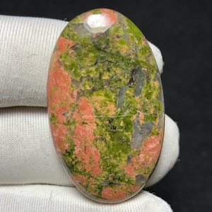 Puede incluir: Juego de tres tazas de cerámica con acabado mate moteado. Las tazas son de color crema, gris claro y gris oscuro. Cada taza tiene un diseño simple y minimalista, ideal para café o té.