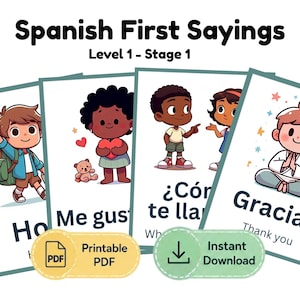 Peut inclure: Un ensemble de quatre cartes éducatives intitulées Spanish First Sayings Level 1 - Stage 1, présentant des illustrations de dessins animés d'enfants et des phrases en espagnol comme Hola, Me gusta, Cómo te llamas et Gracias avec traductions.