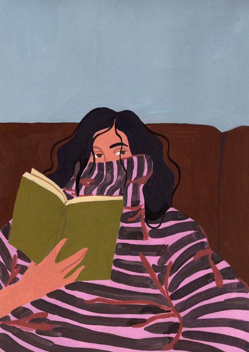 Peut inclure: Illustration d'une personne lisant un livre tout en &eacute;tant couverte d'un pull ray&eacute;. Le livre est ouvert, r&eacute;v&eacute;lant des pages vertes. Le fond est bleu clair et marron.