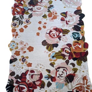 Handgewebter Blumenteppich: Vintage Teppich mit Rosenmuster - The Rug Parlour