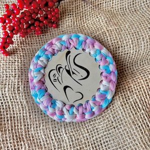 Pastel Crochet Coaster – Handmade Cotton Yarn Drink Mats, Engraved Wood Center, Boho Table Decor, Eco-Friendly Gift