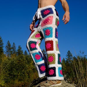 Pantalones de crochet con cuadrados de flores moradas sobre fondo blanco M