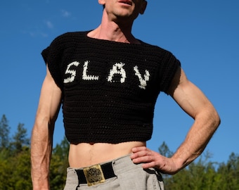 Top corto de crochet con la inscripción SLAY en letras blancas sobre fondo negro.