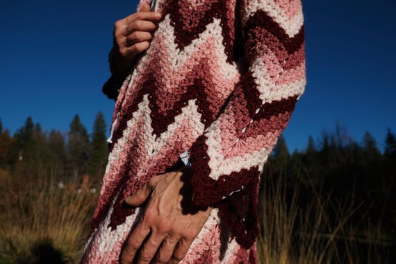 Crochet Robe Sharp Chevron White to Burgundy M