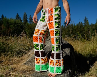 Pantaloni all'uncinetto a quadri verdi e arancioni su sfondo bianco L