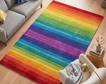 Op de afbeelding: Een rechthoekig vloerkleed met een levendig, horizontaal gestreept patroon dat het volledige spectrum van de regenboog doorloopt, inclusief rode, oranje, gele, groene, blauwe, indigo en paarse banen over het gehele oppervlak.