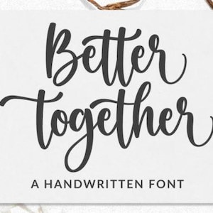 Puede incluir: Una tarjeta blanca con las palabras "Better Together" en una fuente de escritura oscura y fluida. Debajo, el texto "A HANDWRITTEN FONT" se muestra en una fuente sans-serif más pequeña. El diseño es simple y elegante.