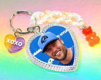 Llavero de Matthew Stafford, jugador de fútbol americano de Los Angeles Rams, con dijes y foto de corazón de doble cara.