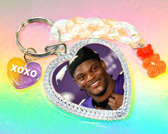 Llavero de Lamar Jackson, jugador de fútbol americano de los Baltimore Ravens, con dijes y foto de corazón de doble cara.