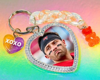 Llavero Baker Mayfield de los Tampa Bay Buccaneers con dijes y foto de corazón de doble cara.