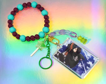 Llavero de muñeca de Levi Ackerman de Ataque a los Titanes con dijes y foto – Cuentas de silicona