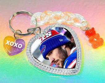 Llavero de Josh Allen, jugador de fútbol americano de los Buffalo Bills, con dijes y foto de corazón de doble cara