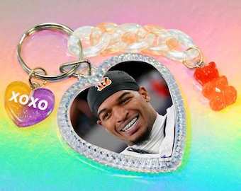 Llavero de jugador de fútbol americano Ja'Marr Chase de los Cincinnati Bengals con dijes y foto de corazón de doble cara
