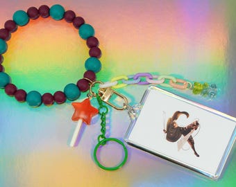 Llavero de muñeca de Levi Ackerman de Ataque a los Titanes con dijes y foto – Cuentas de silicona