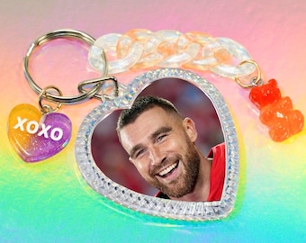 Llavero de Travis Kelce, jugador de fútbol americano de los Kansas City Chiefs, con dijes y foto de corazón de doble cara.
