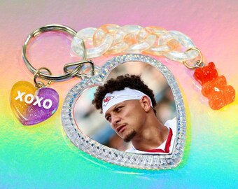 Llavero de Patrick Mahomes, jugador de fútbol americano de los Kansas City Chiefs, con dijes y foto de corazón de doble cara.