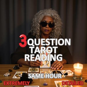 Op de afbeelding: Afbeelding die een tarotreading met 3 vragen promoot. De tekst luidt "3 QUESTION TAROT READING", "SAME HOUR", "EXTREMELY" en "DETAILED". Een vrouw met een zonnebril houdt een tarotkaart vast. Tarotkaarten, kristallen en een brandende kaars liggen op tafel.