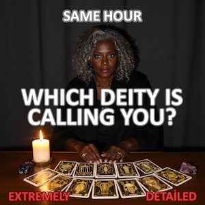 Könnte beinhalten: Eine Frau mit grauem lockigem Haar, umgeben von Tarotkarten. Der Text "WHICH DEITY IS CALLING YOU?" ist prominent dargestellt. Eine brennende Kerze und Kristalle sind ebenfalls sichtbar, mit den Worten "SAME HOUR" und "EXTREMELY DETAILED".