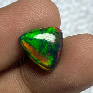 Schwarzes Feuer Äthiopischer Opal Cabochon, Trillion Cut 2.75 Karat Edelstein