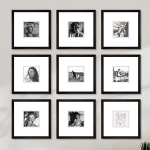 Può includere: Nove cornici quadrate nere con passe-partout bianchi, ciascuna contenente una fotografia in bianco e nero. Le cornici sono disposte in una griglia 3x3 su una parete bianca. Un tavolino con una pianta e un divano grigio sono in primo piano.