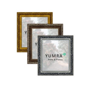 Op de afbeelding: Drie sierlijke fotolijsten in goud, bruin en zilver. Elke lijst heeft een gedetailleerd, reliëf ontwerp langs de randen. De lijsten zijn leeg, klaar voor prints of foto's. De merknaam "YUMRA Prints & Frames" is zichtbaar.