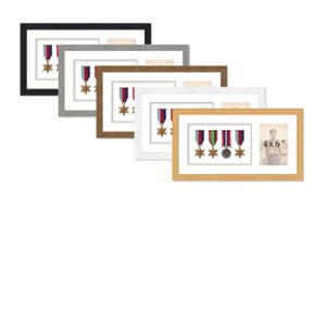 Pode incluir: Várias molduras retangulares em tons de preto, cinza, marrom, branco e madeira clara. Cada moldura exibe uma medalha com uma fita. A moldura de madeira clara tem um espaço para fotos de 4x6 polegadas.