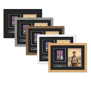 Pode incluir: Uma coleção de medalhas militares emolduradas em várias cores, incluindo preto, cinza, marrom, branco e madeira natural. Cada moldura exibe uma medalha com uma fita vermelha, branca e azul. Uma moldura inclui uma foto de 10 x 15 cm.