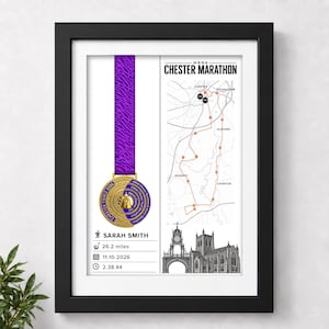 Pode incluir: Uma impressão emoldurada com uma medalha dourada e roxa da maratona MBNA Chester com fita roxa, um mapa da rota, o texto Sarah Smith, 26.2 miles, 11-10-2026, 2.38.44 e uma ilustração em preto e branco de uma catedral.