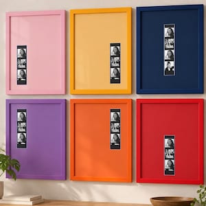 Può includere: Sei cornici rettangolari nei colori rosa, giallo, blu scuro, viola, arancione e rosso. Ogni cornice contiene una striscia verticale di tre fotografie in bianco e nero di una persona, centrate su uno sfondo passe-partout a tinta unita.