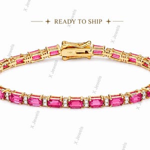 Könnte beinhalten: Ein goldenes Tennisarmband mit abwechselnd im Smaragdschliff geschliffenen rosa Edelsteinen und kleinen runden weißen Steinen. Das Armband verfügt über einen sicheren Kastenschloss-Verschluss mit Sicherheitsbügel, gestempelt mit 14K.