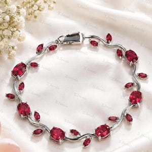 Pulsera Ruby Leaf Vine de plata de ley 925 con diseño floral, estilo tenis, ideal como regalo.