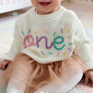 Pull personnalisé pour premier anniversaire, un pull brodé à la main, tenue 1 an, cadeau personnalisé pour le 1er anniversaire de bébé, cadeau pour 1 an