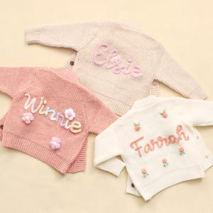 Baby-Strickjacke mit benutzerdefiniertem Namen, Handgestrickte personalisierte Strickjacke, bestickte Strickjacke mit Namen, Neugeborenen Strickjacke, Babypartygeschenke Bild 3