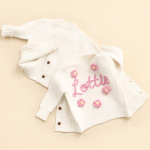 Baby-Strickjacke mit benutzerdefiniertem Namen, Handgestrickte personalisierte Strickjacke, bestickte Strickjacke mit Namen, Neugeborenen Strickjacke, Babypartygeschenke Bild 2