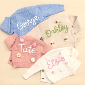 Baby-Strickjacke mit benutzerdefiniertem Namen, Handgestrickte personalisierte Strickjacke, bestickte Strickjacke mit Namen, Neugeborenen Strickjacke, Babypartygeschenke Bild 4