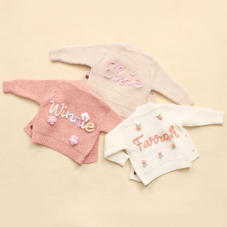 Baby-Strickjacke mit benutzerdefiniertem Namen, Handgestrickte personalisierte Strickjacke, bestickte Strickjacke mit Namen, Neugeborenen Strickjacke, Babypartygeschenke Bild 3