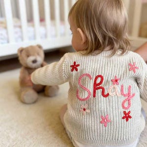 Baby-Strickjacke mit benutzerdefiniertem Namen, Handgestrickte personalisierte Strickjacke, bestickte Strickjacke mit Namen, Neugeborenen Strickjacke, Babypartygeschenke Bild 7