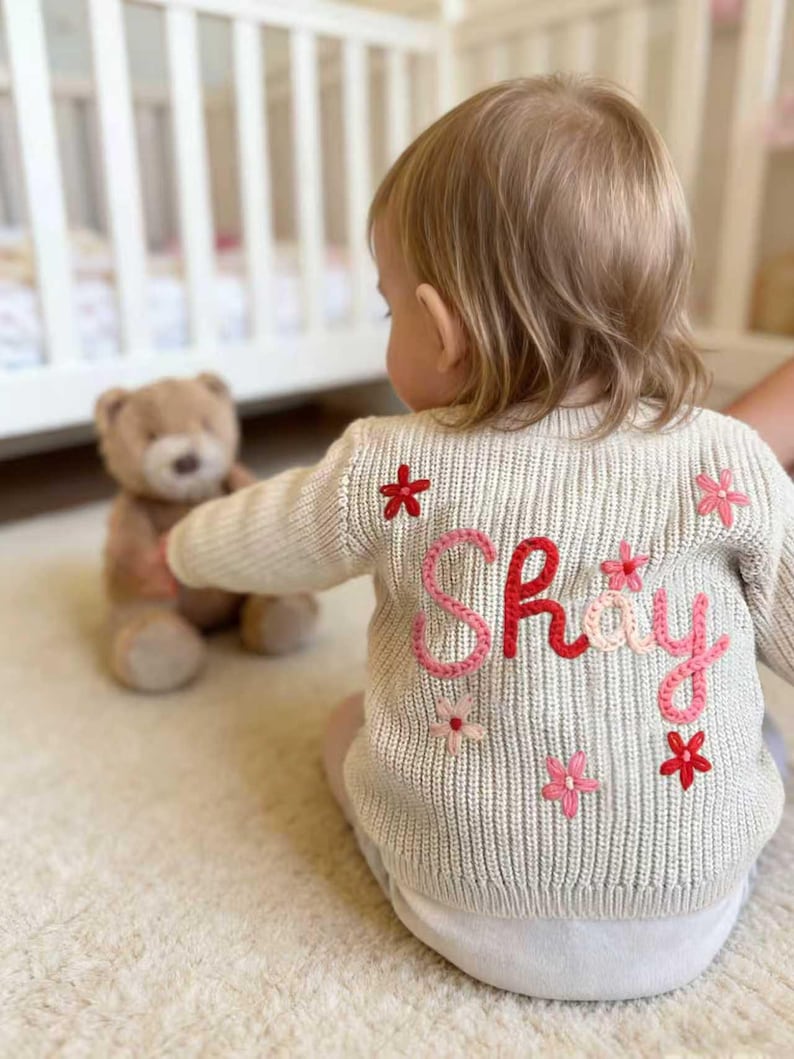 Baby-Strickjacke mit benutzerdefiniertem Namen, Handgestrickte personalisierte Strickjacke, bestickte Strickjacke mit Namen, Neugeborenen Strickjacke, Babypartygeschenke Bild 7