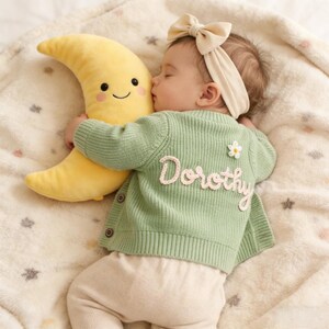 Baby-Strickjacke mit benutzerdefiniertem Namen, Handgestrickte personalisierte Strickjacke, bestickte Strickjacke mit Namen, Neugeborenen Strickjacke, Babypartygeschenke Bild 12