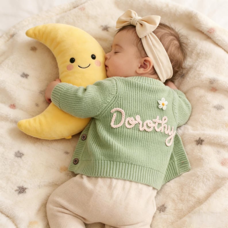 Baby-Strickjacke mit benutzerdefiniertem Namen, Handgestrickte personalisierte Strickjacke, bestickte Strickjacke mit Namen, Neugeborenen Strickjacke, Babypartygeschenke Bild 12