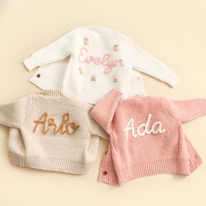 Baby-Strickjacke mit benutzerdefiniertem Namen, Handgestrickte personalisierte Strickjacke, bestickte Strickjacke mit Namen, Neugeborenen Strickjacke, Babypartygeschenke Bild 6