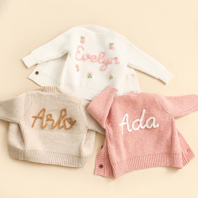Baby-Strickjacke mit benutzerdefiniertem Namen, Handgestrickte personalisierte Strickjacke, bestickte Strickjacke mit Namen, Neugeborenen Strickjacke, Babypartygeschenke Bild 6