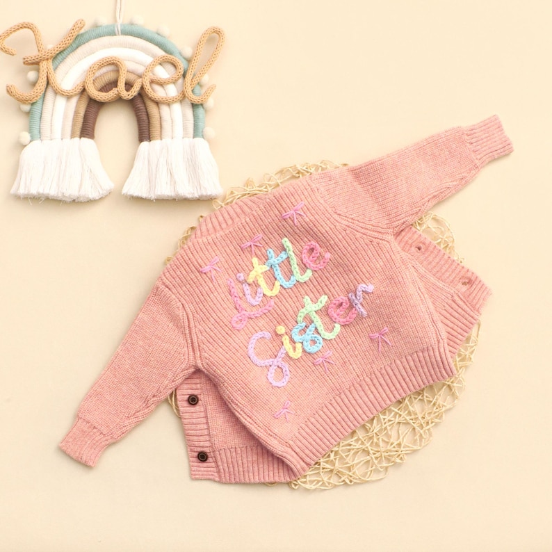 Baby-Strickjacke mit benutzerdefiniertem Namen, Handgestrickte personalisierte Strickjacke, bestickte Strickjacke mit Namen, Neugeborenen Strickjacke, Babypartygeschenke Bild 10