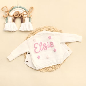 Baby-Strickjacke mit benutzerdefiniertem Namen, Handgestrickte personalisierte Strickjacke, bestickte Strickjacke mit Namen, Neugeborenen Strickjacke, Babypartygeschenke Bild 11